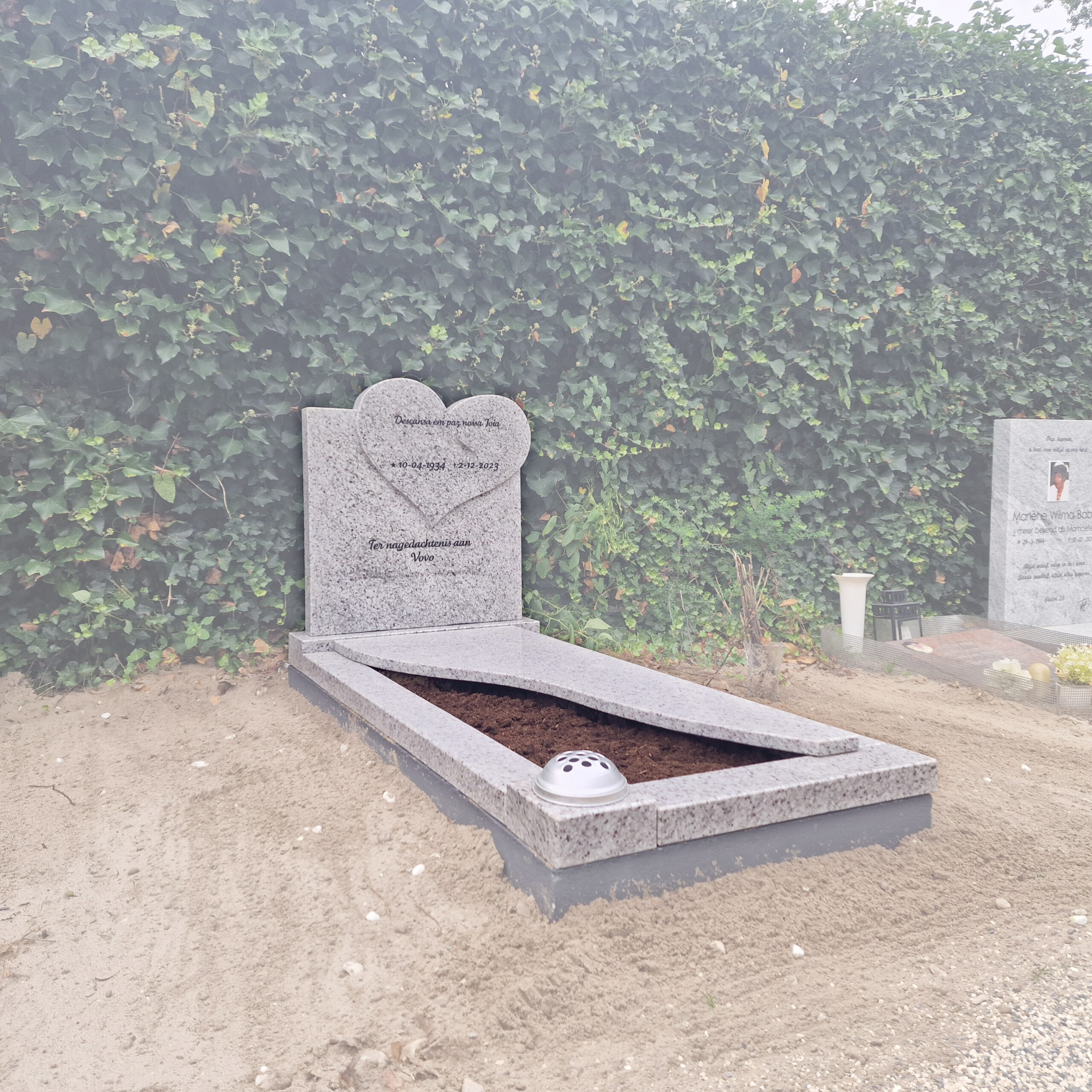 Licht en witkleurige grafsteen/grafmonument met hart gemaakt van wit natuursteen