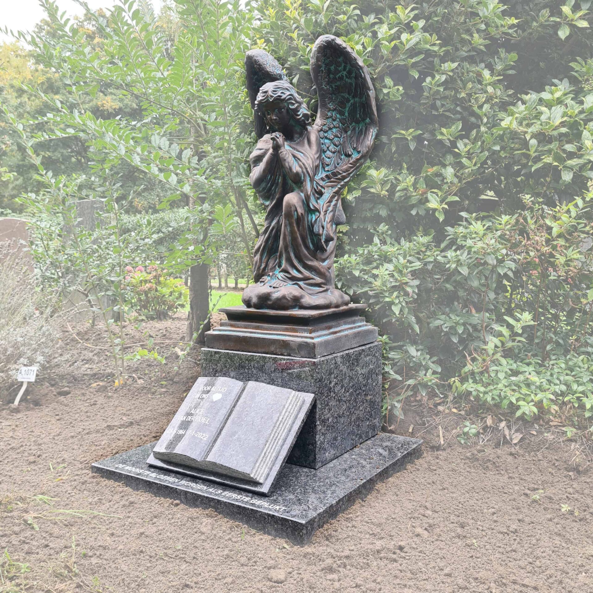 Grafmonument met beeld