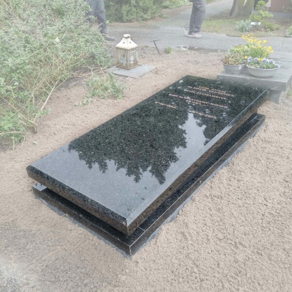 Grafmonument met brons
