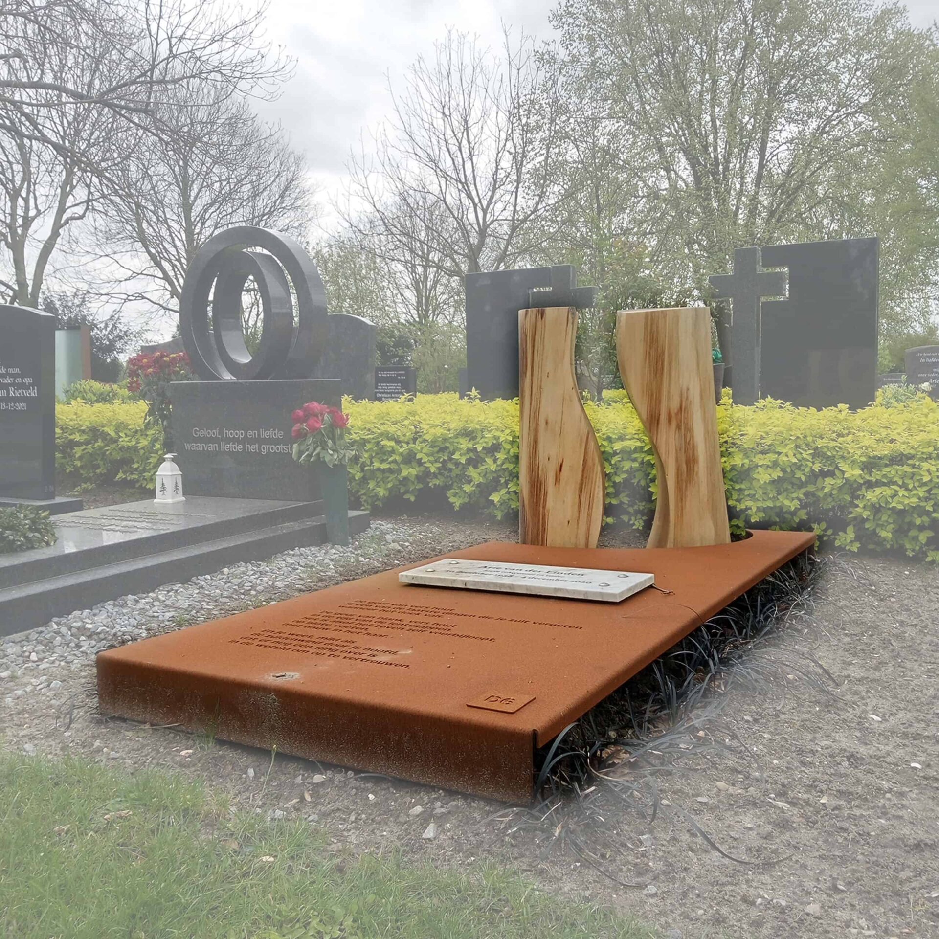grafmonument met Cortenstaal & Hout