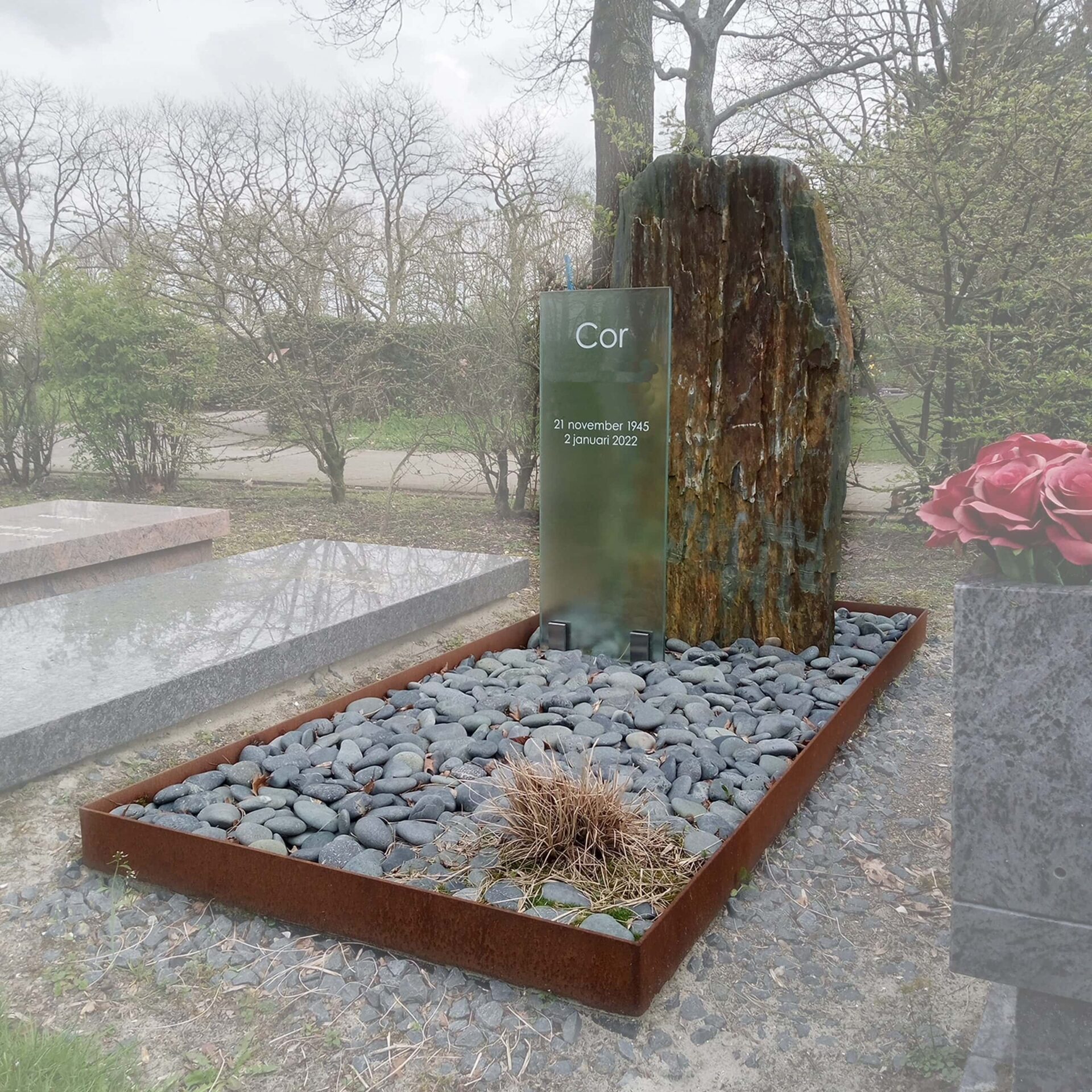 grafmonument met Cortenstaal & Glas