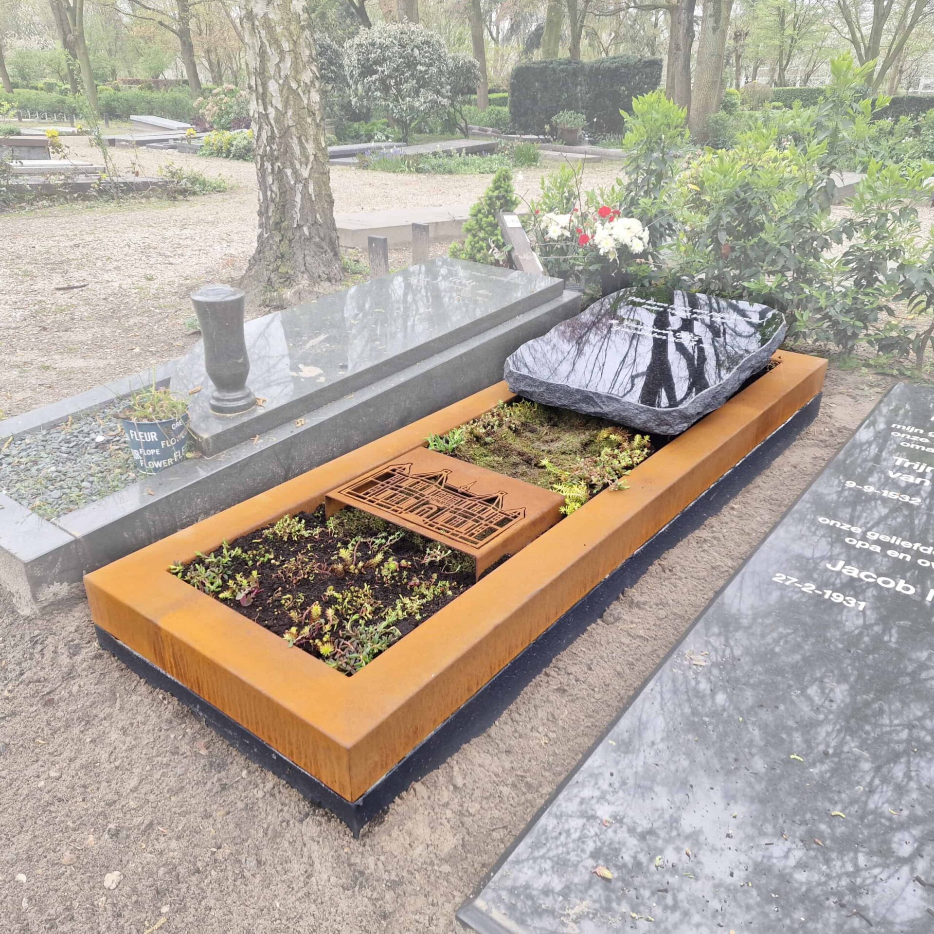 grafmonument met Cortenstaal & Natuursteen