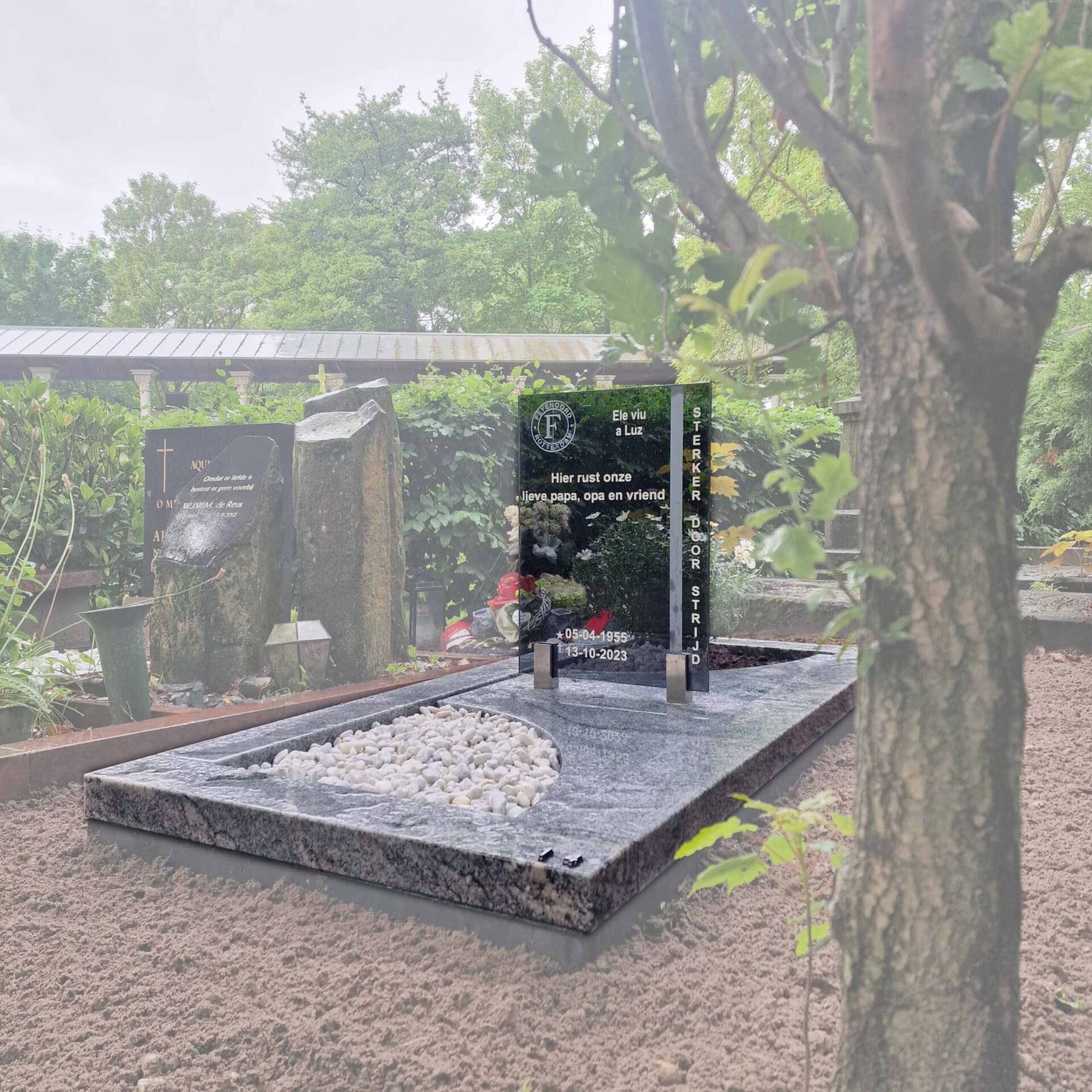 Grafmonument met glas