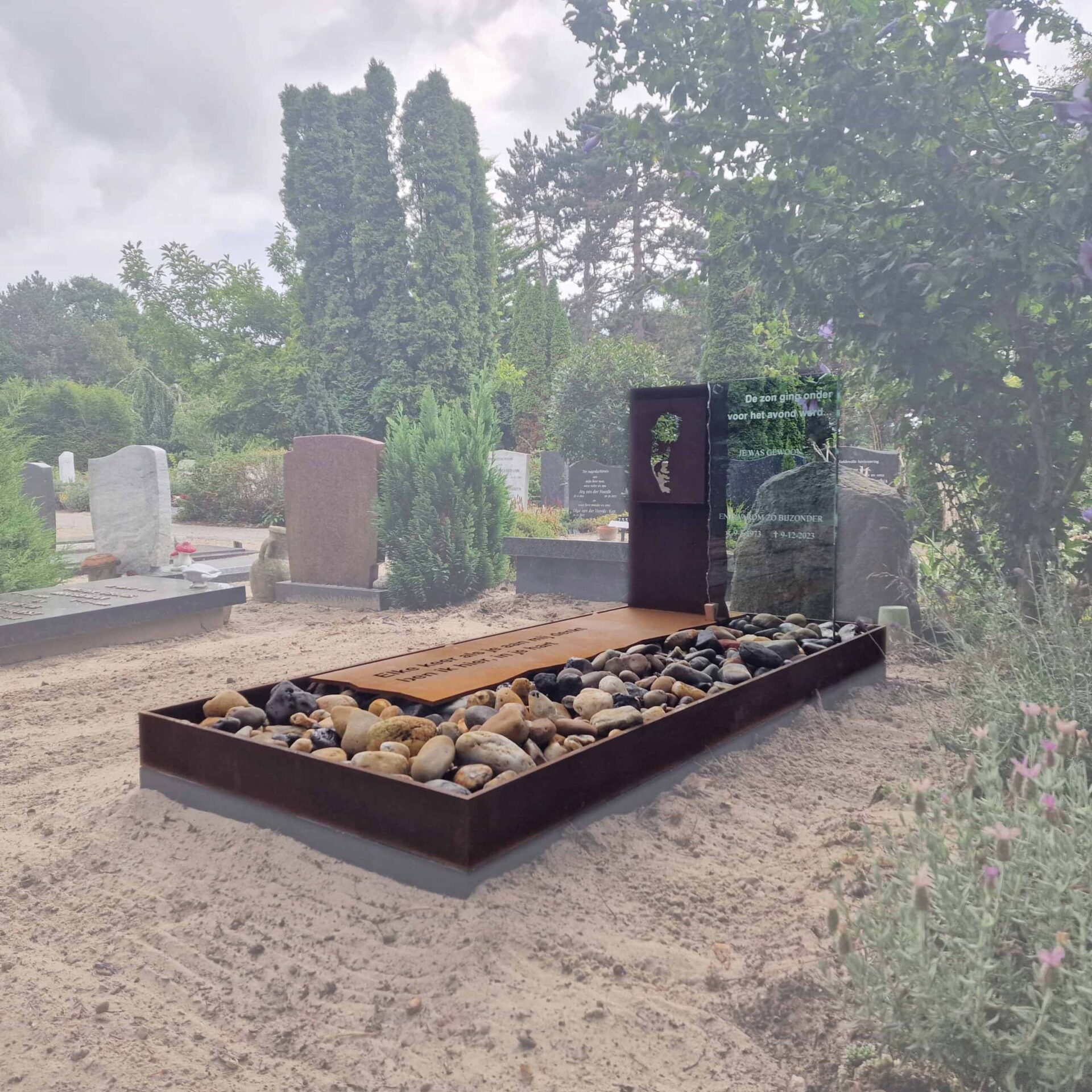 grafmonument met Cortenstaal & Glas 2