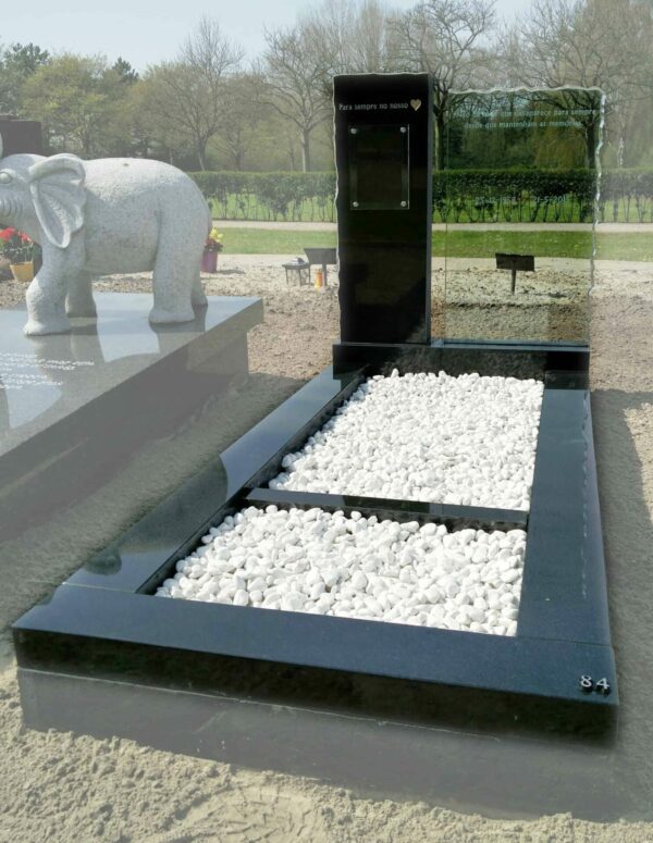 Grafmonument met glas