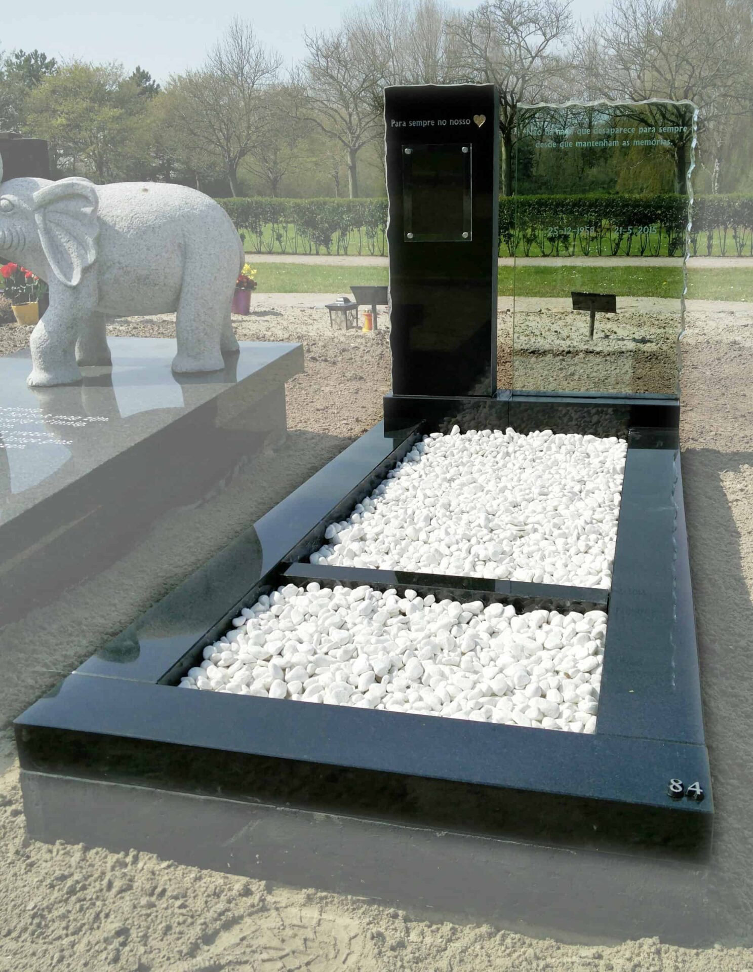 Grafmonument met glas