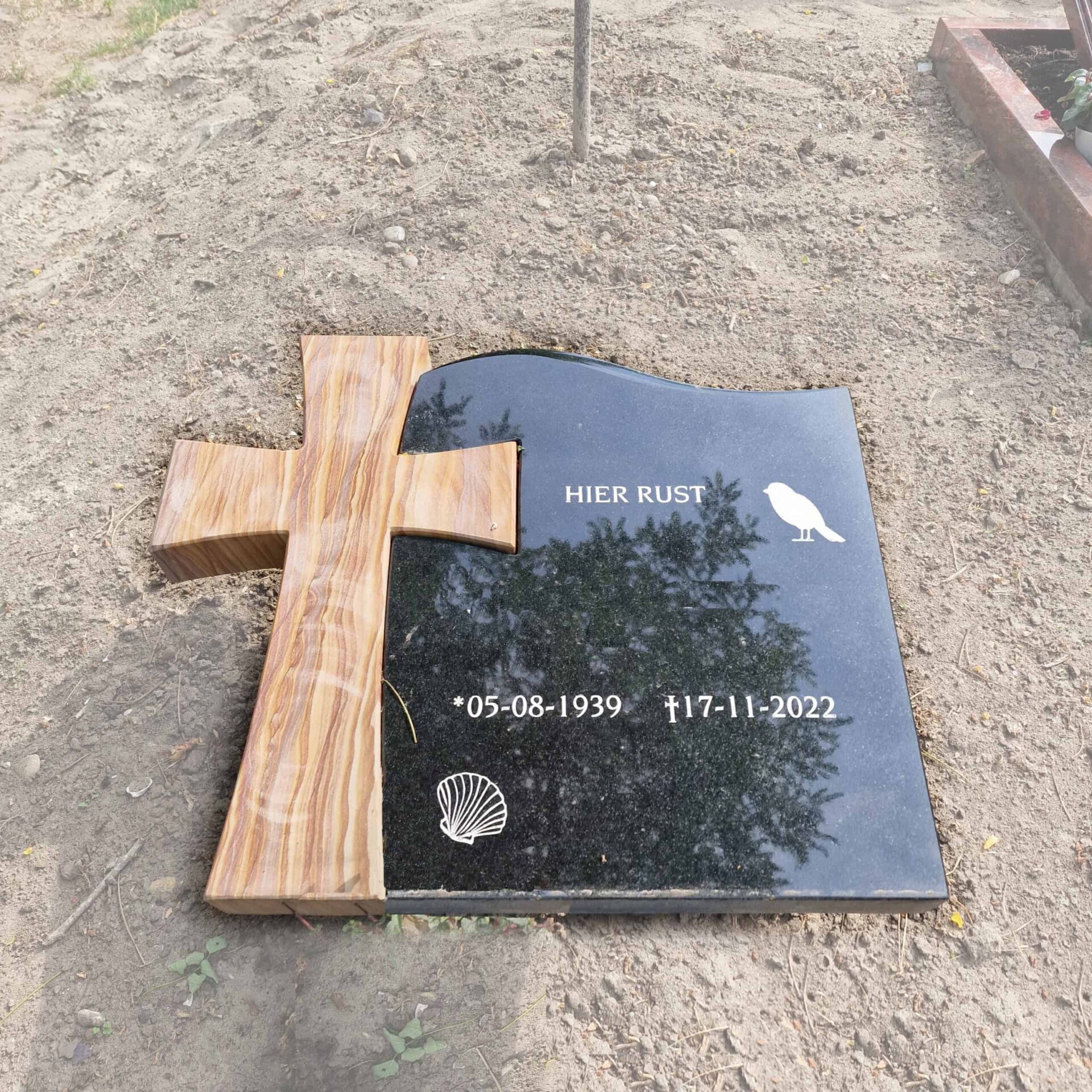 Grafmonument met hout