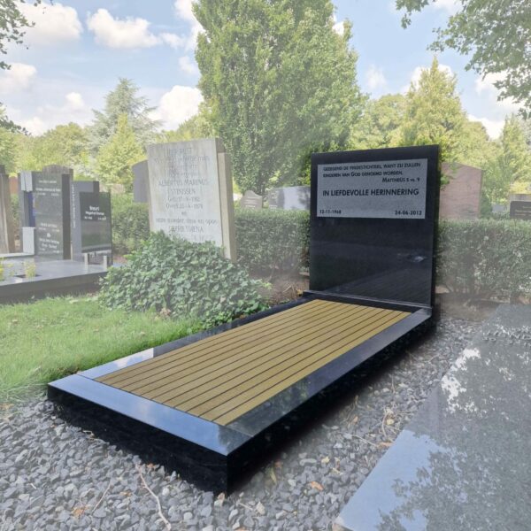 Grafmonument met hout