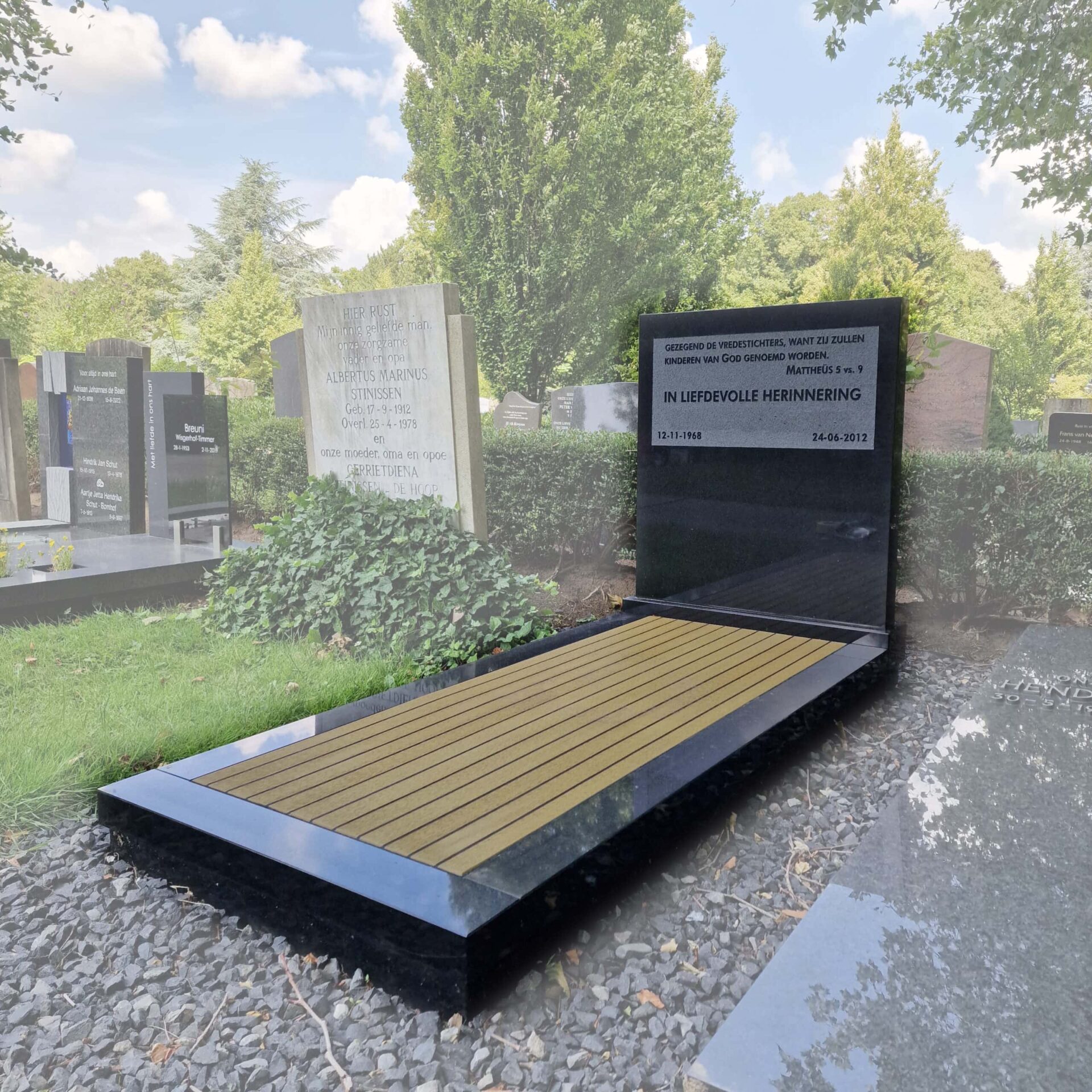 Grafmonument met hout