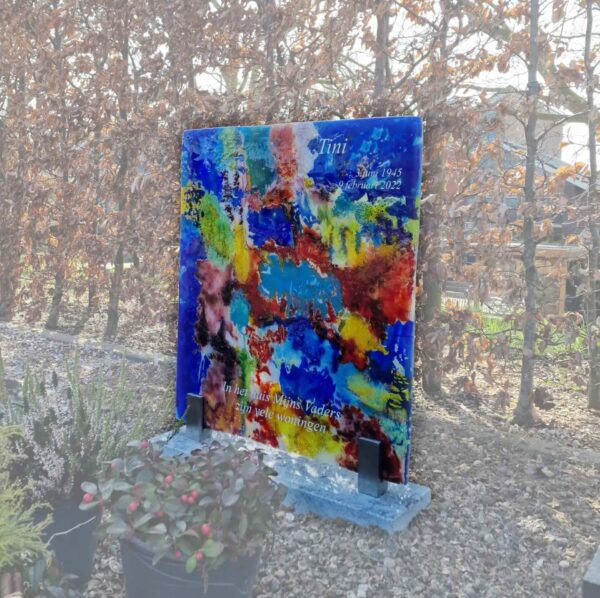 Bijzonder grafmonument met glas