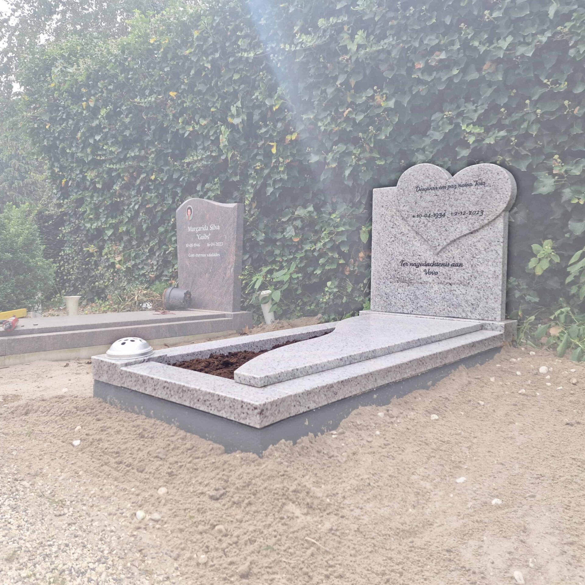 Licht en witte grafsteen met hart