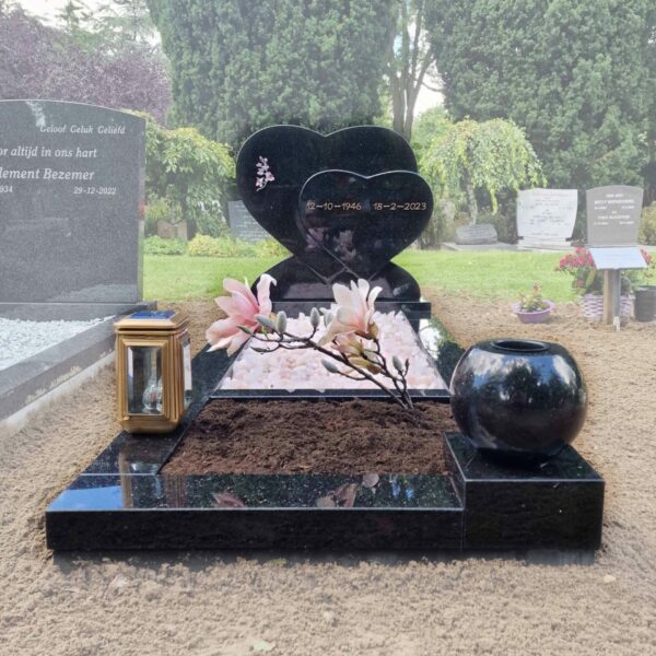 Grafmonument met hartvorm