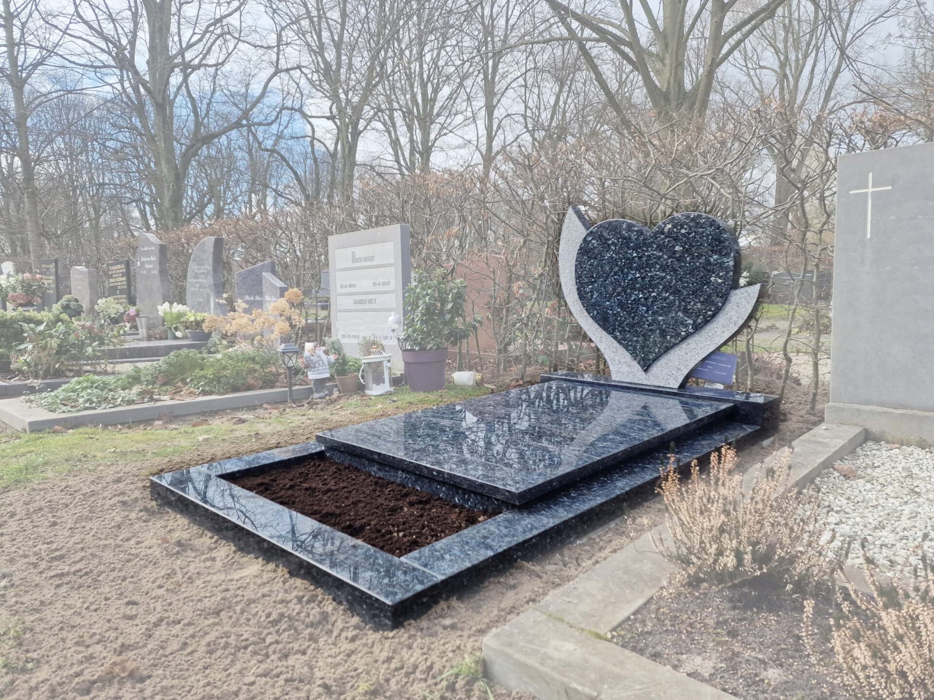 Grafmonument met hartvorm
