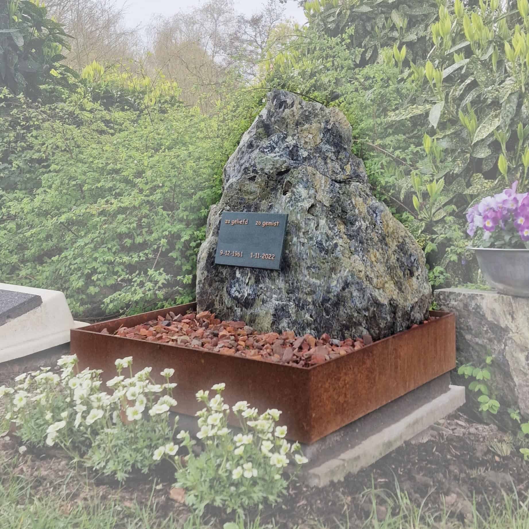 Grafmonument met Cortenstaal
