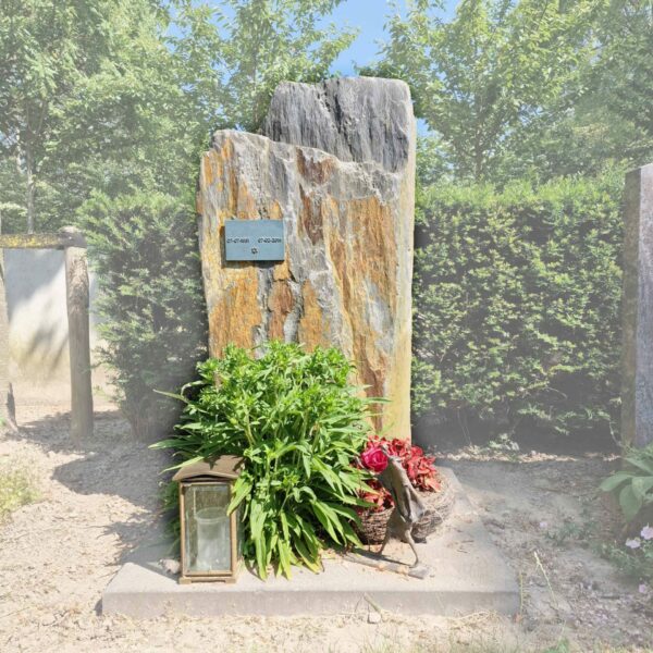 Grafmonument met rots
