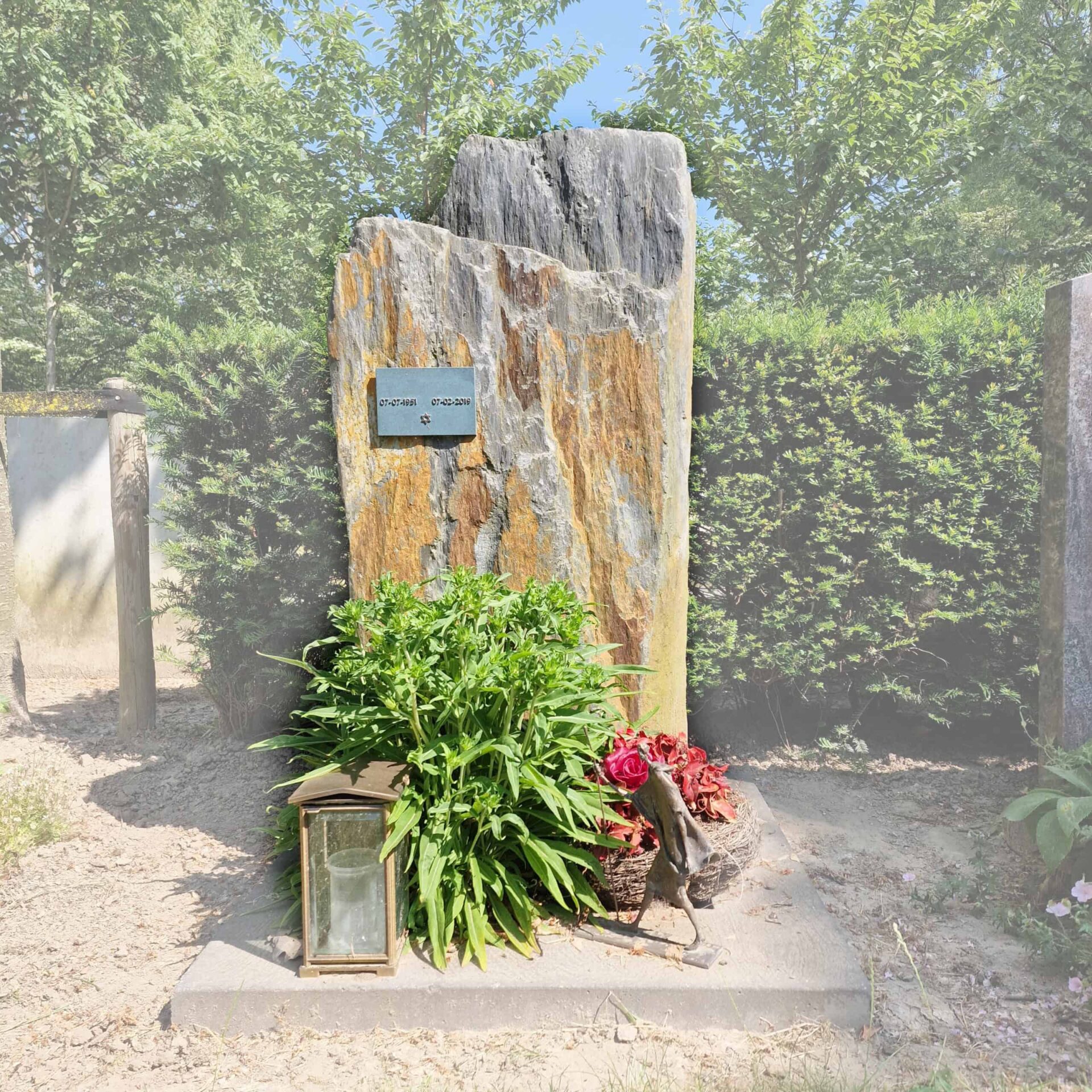 Grafmonument met rots