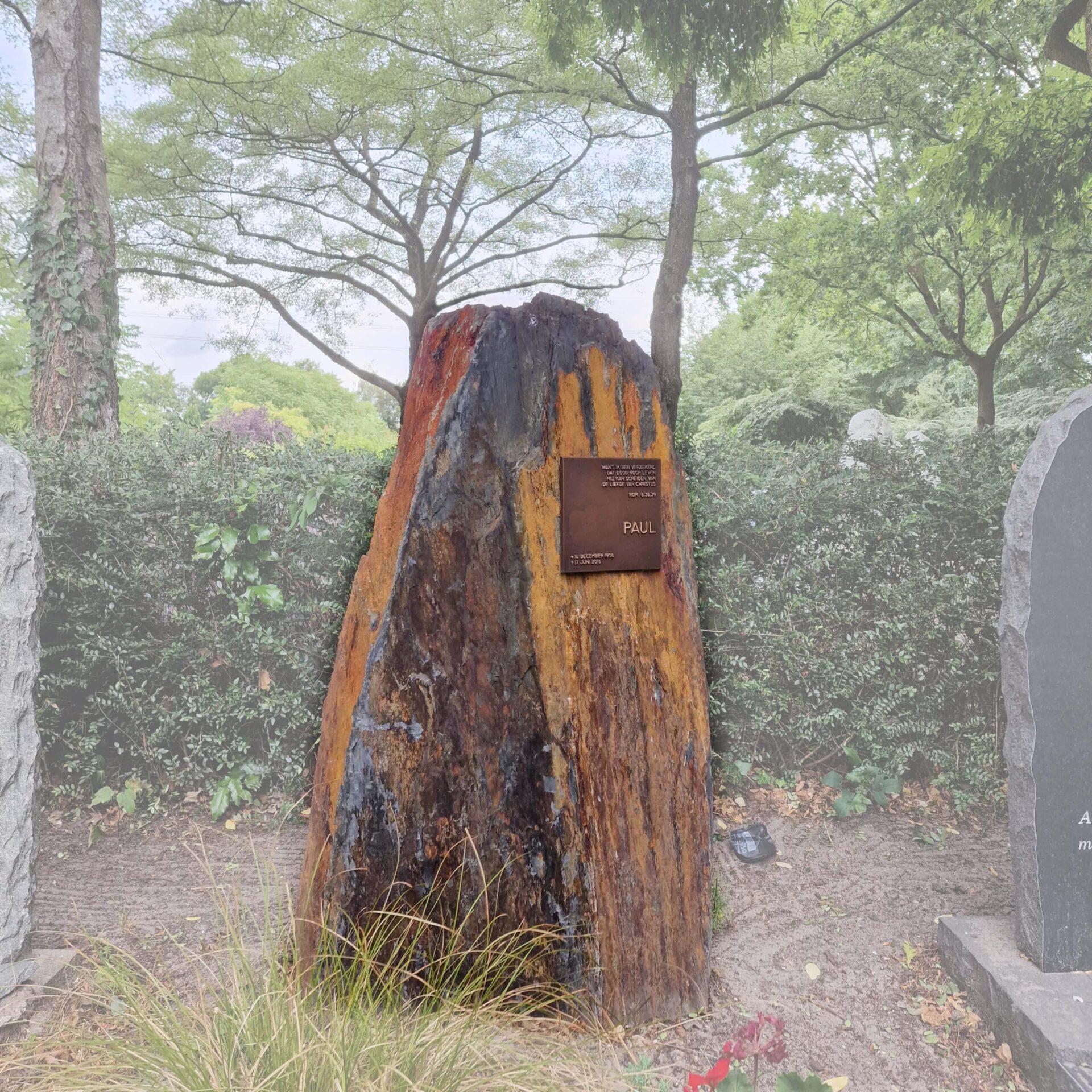 Grafmonument met rots