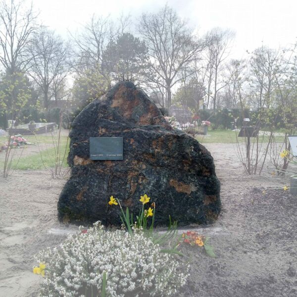 Grafmonument met rots