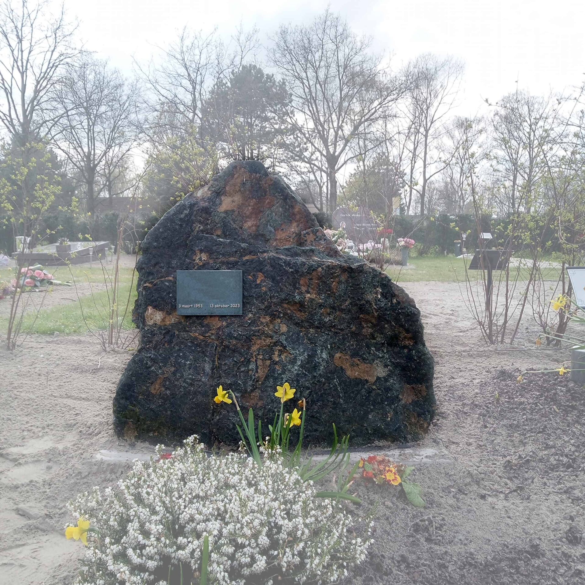 Grafmonument met rots