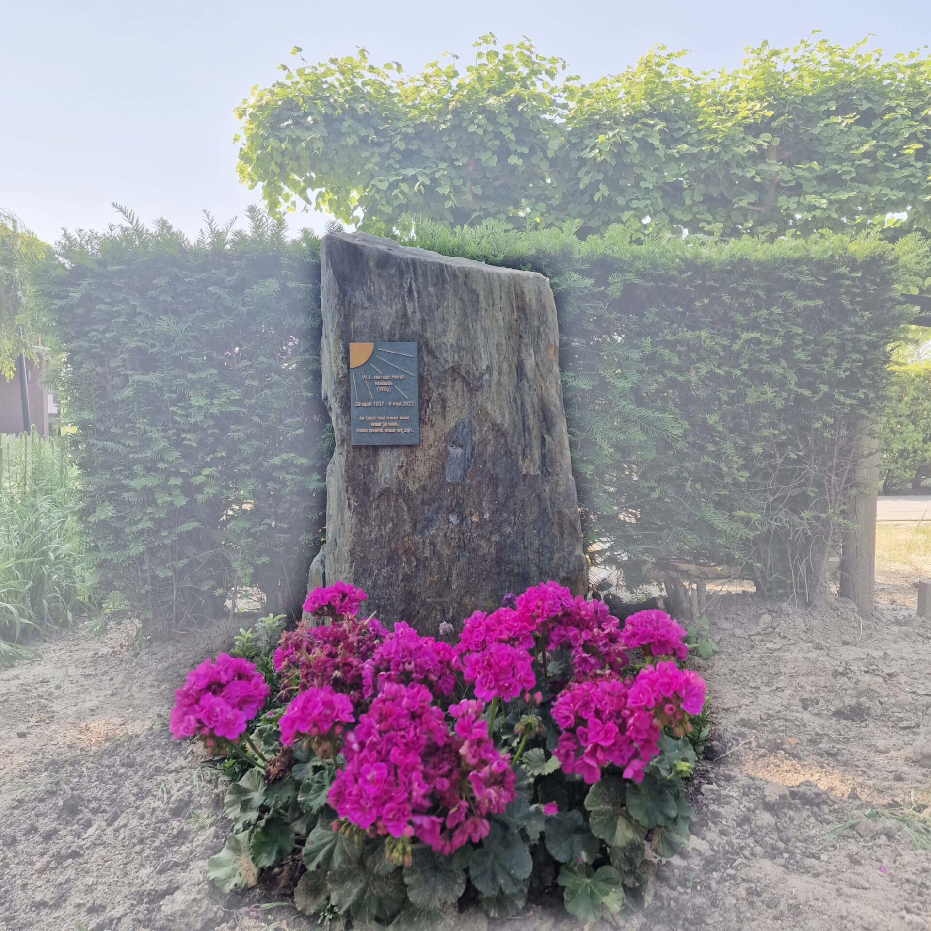 Grafmonument met rots