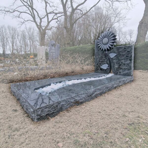 Ruw en gebroken grafmonument