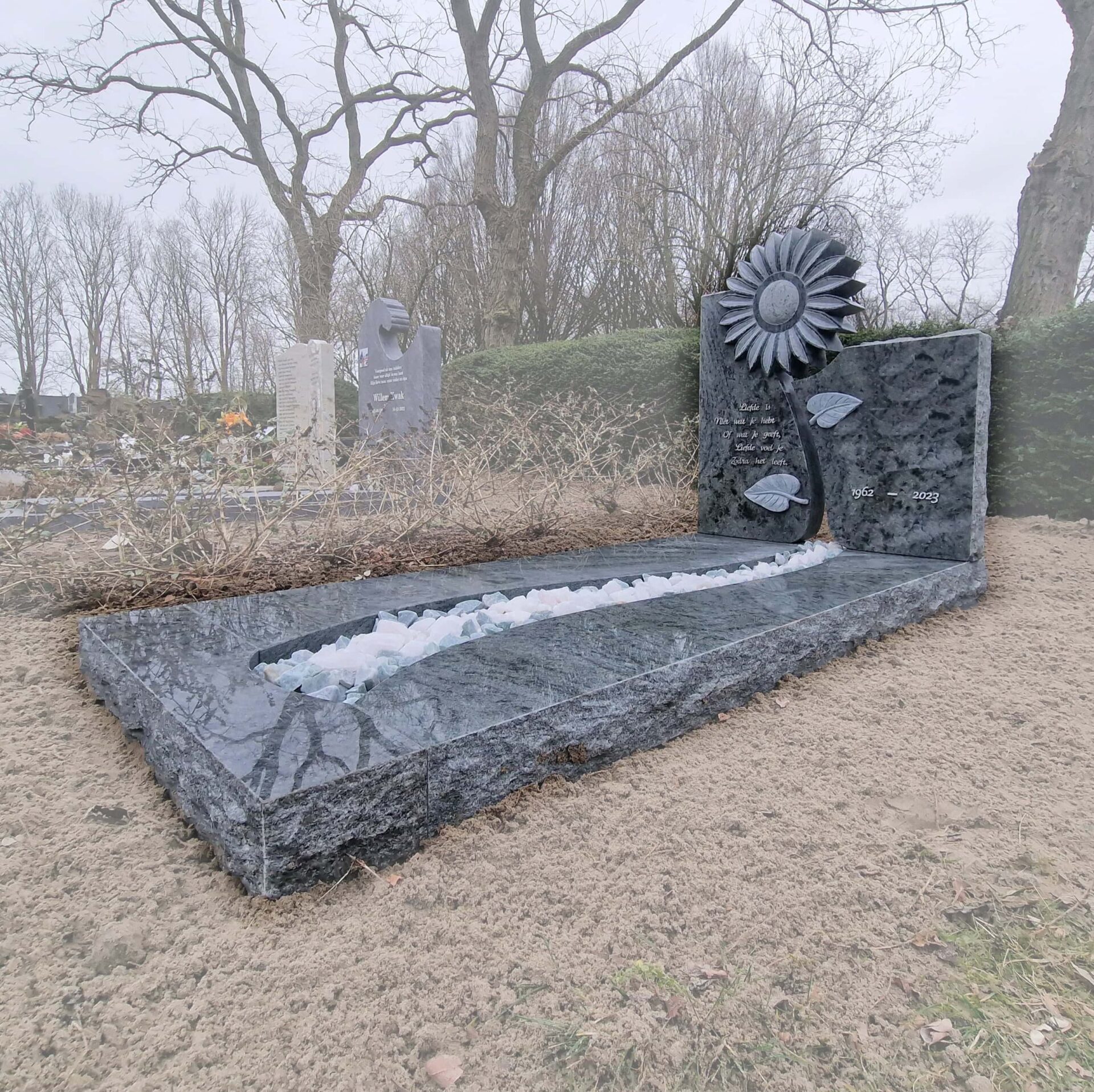 Ruw en gebroken grafmonument