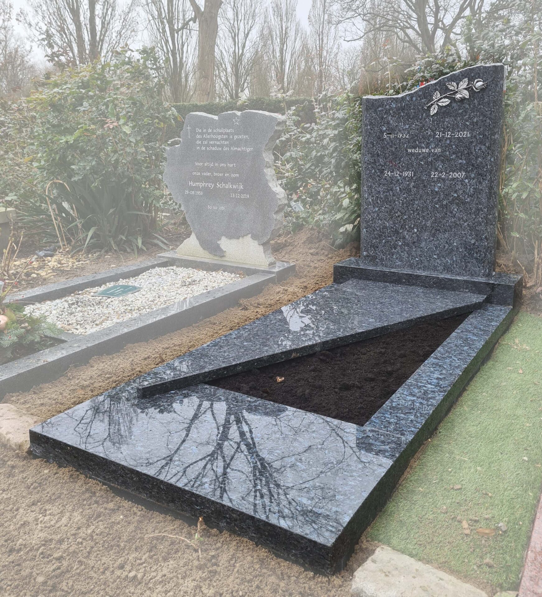 Ruw en gebroken grafmonument