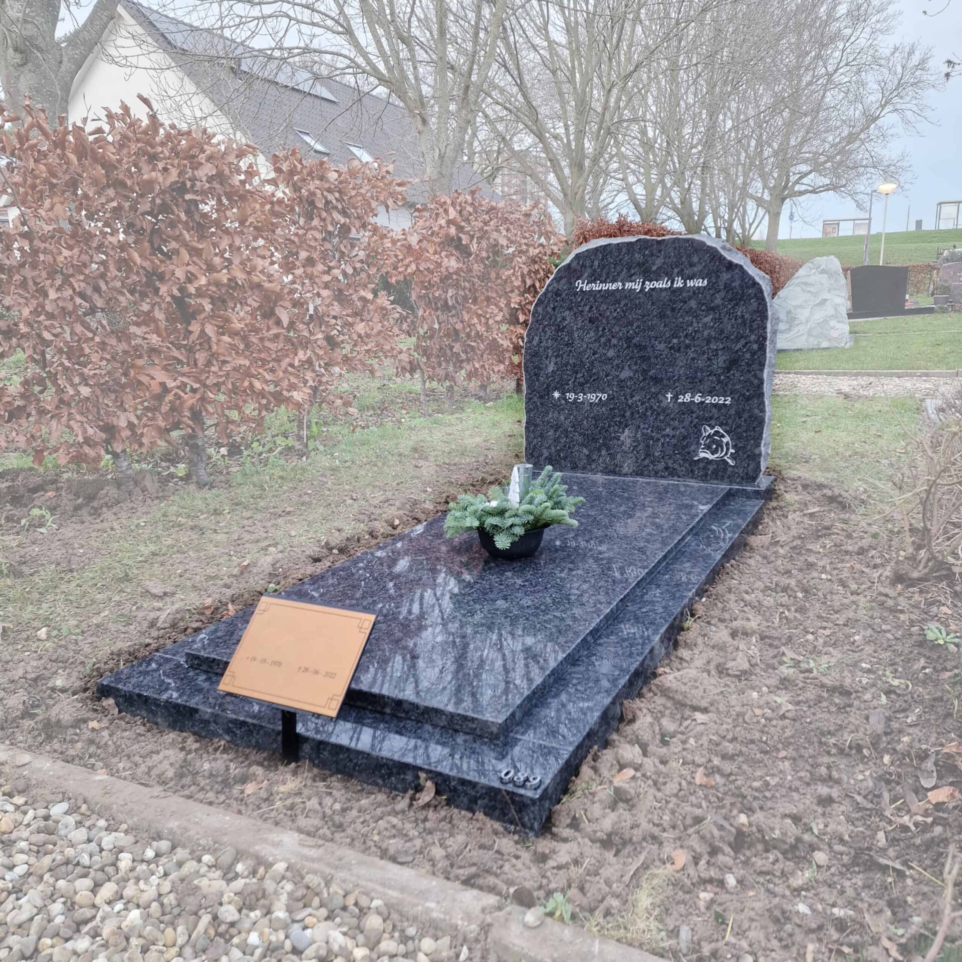 Ruw en gebroken grafmonument