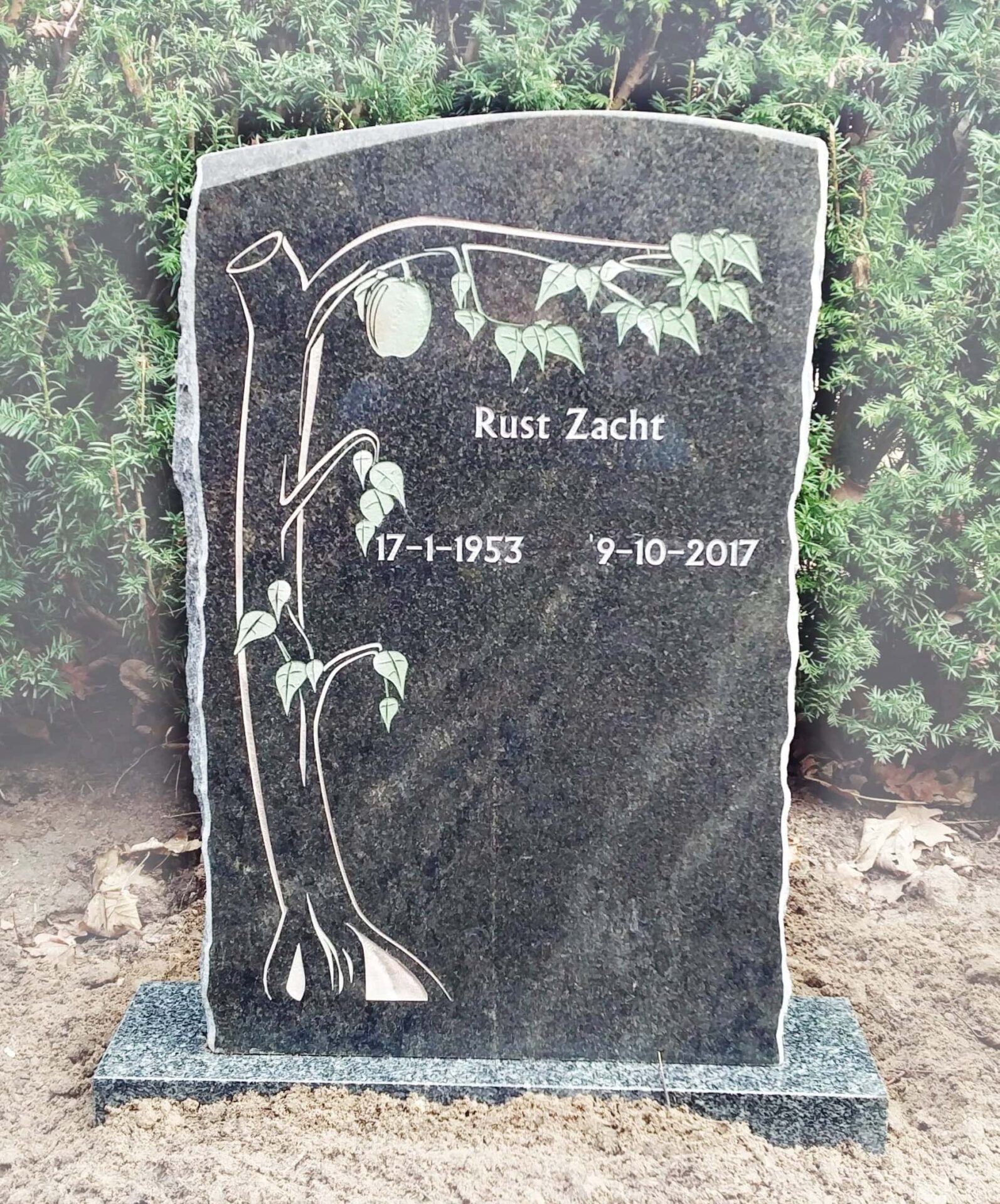 Ruw en gebroken grafmonument