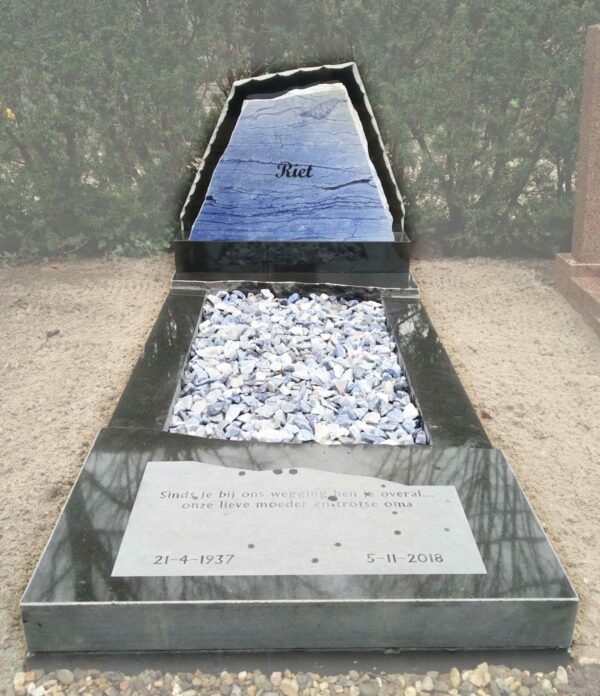 Ruw en gebroken grafmonument
