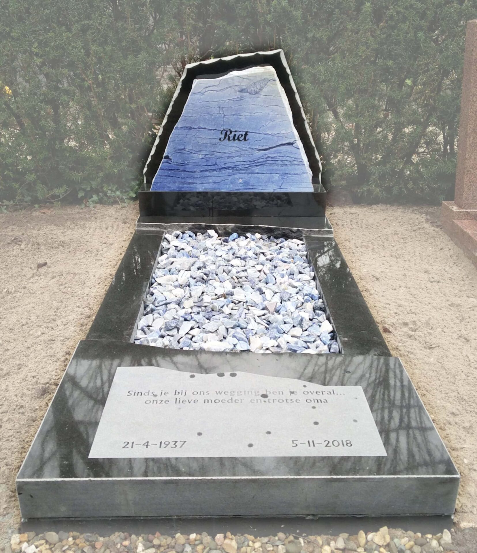 Ruw en gebroken grafmonument