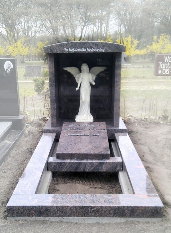 Grafmonument met engel