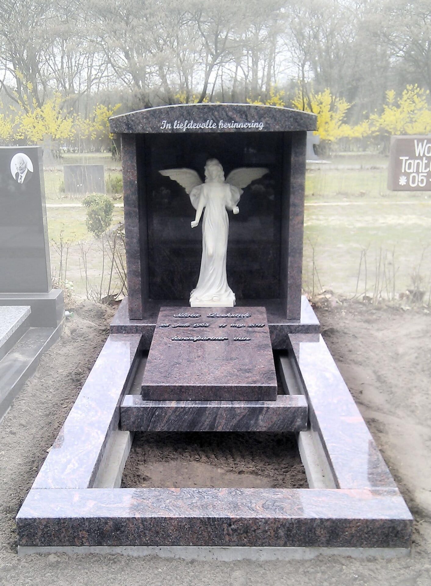 Grafmonument met engel