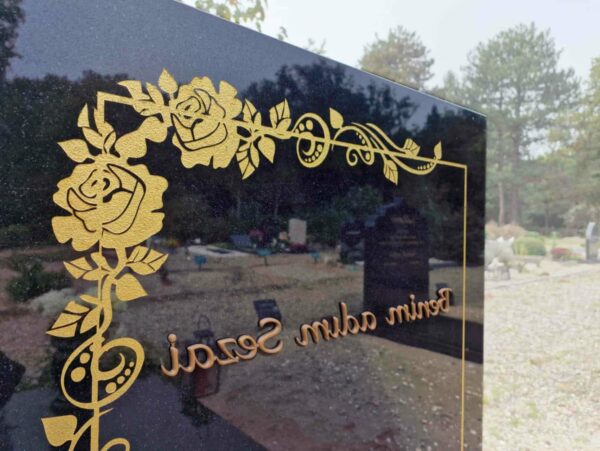 Islamitisch grafmonument met brons