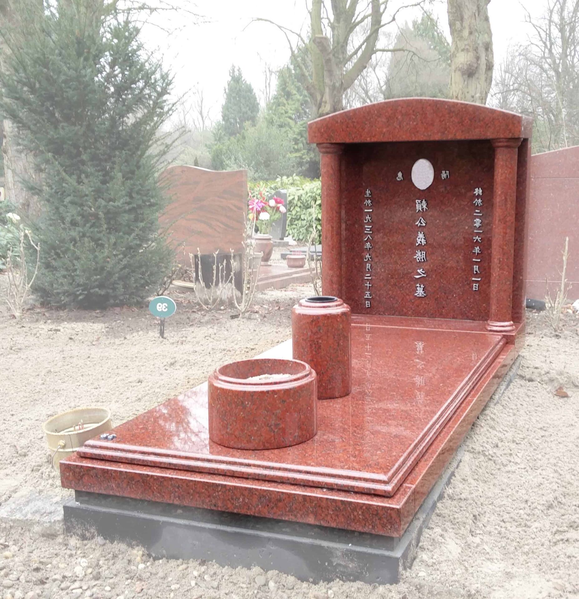 Grafmonument met tempel