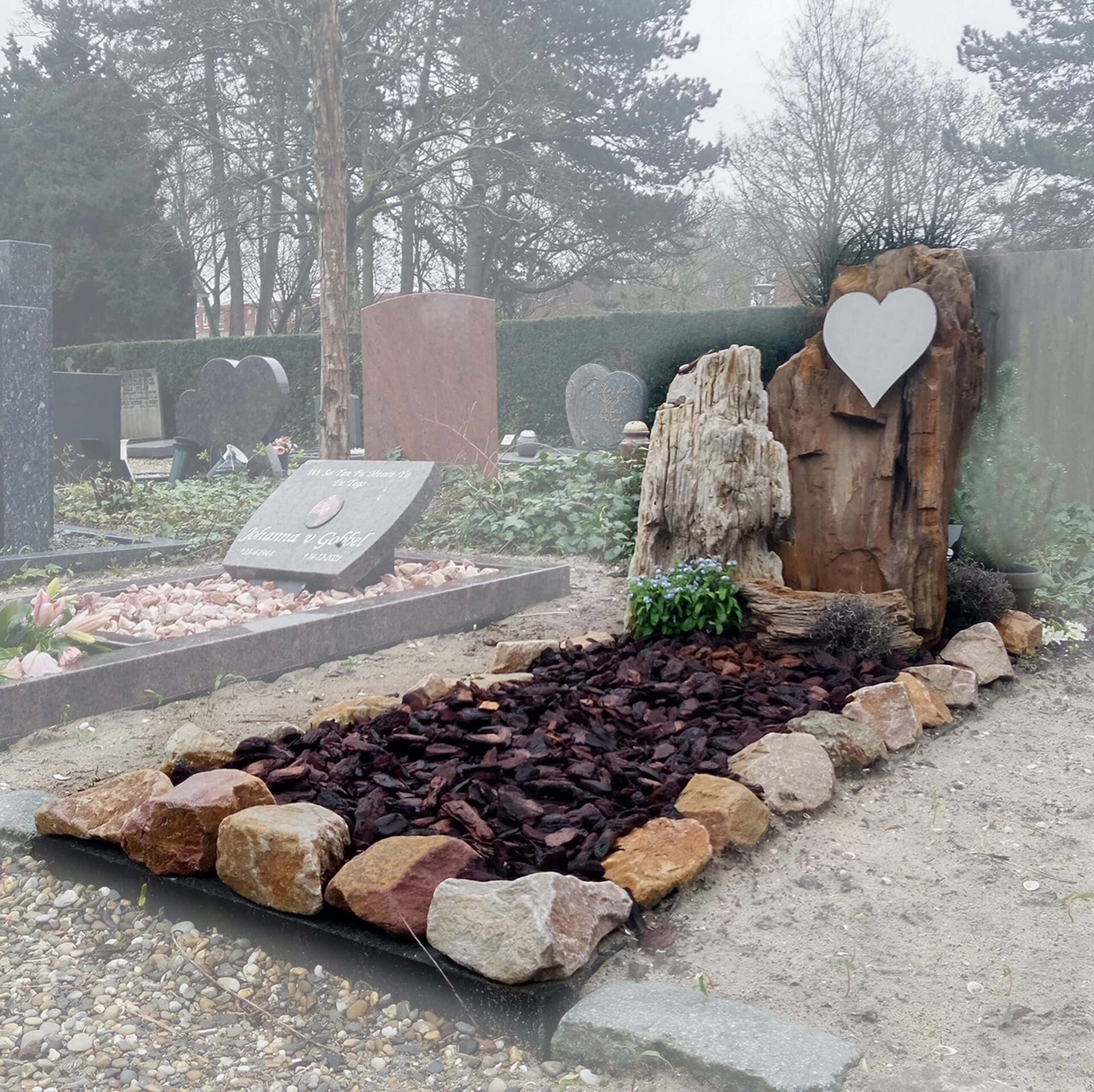 grafmonument van versteend hout