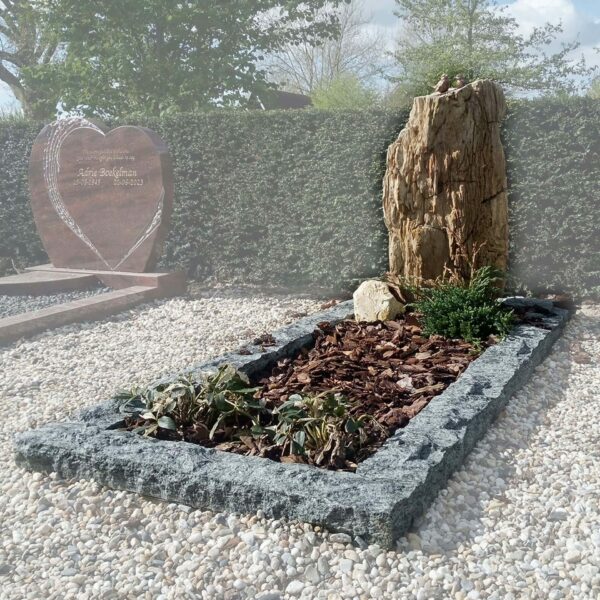 Grafmonument van versteend hout