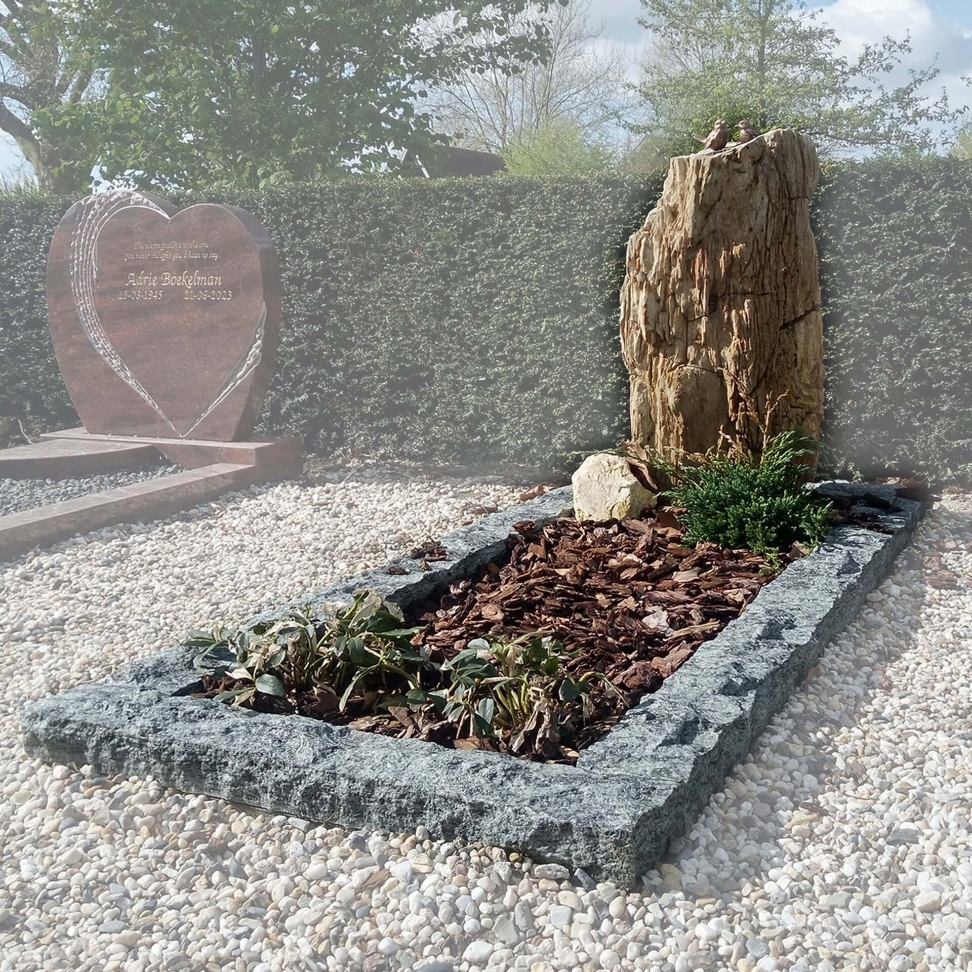 Grafmonument van versteend hout