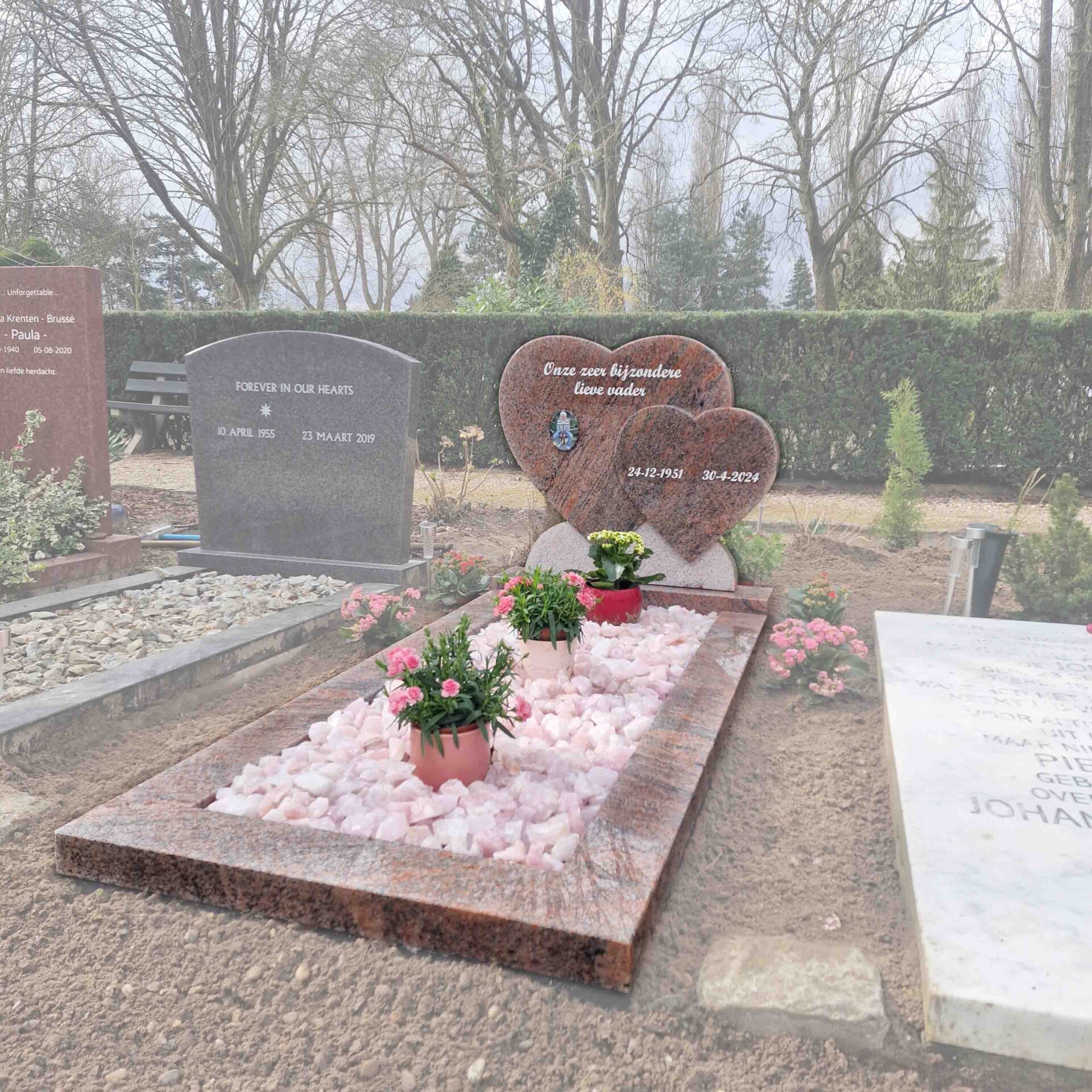 Grafmonument met hartvorm & grind